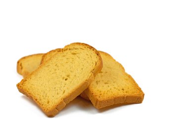 Beyaz arkaplana karşı dilimlenmiş rusk