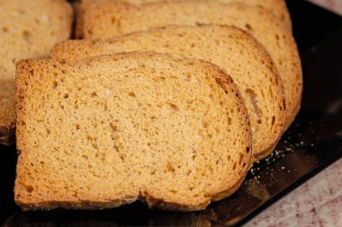 Rusk siyah bir tabakta dilimler.