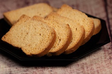 Rusk siyah bir tabakta dilimler.
