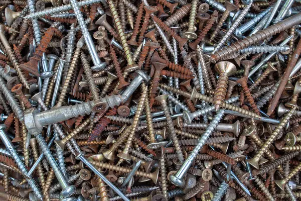 Paslı vida ve çiviler