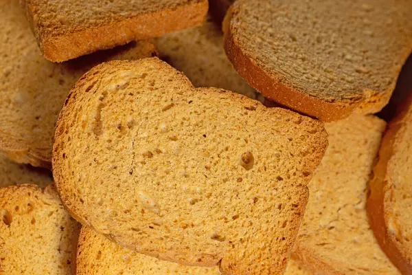 Rusk yakın plan çekimde kesiyor.