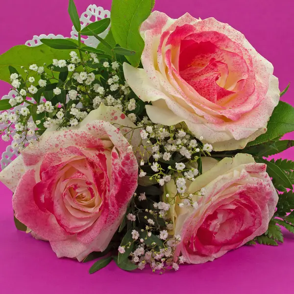 Bir buket çiçek yakın planda.