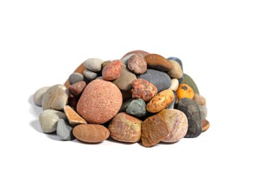 Beyaz arkaplana karşı renkli çakıl taşları