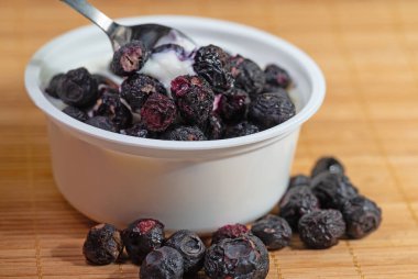 Yakın planda kurutulmuş yaban mersini.