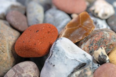 Yakından bakınca renkli taşlar.