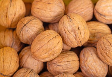 Yakından bakınca ceviz.