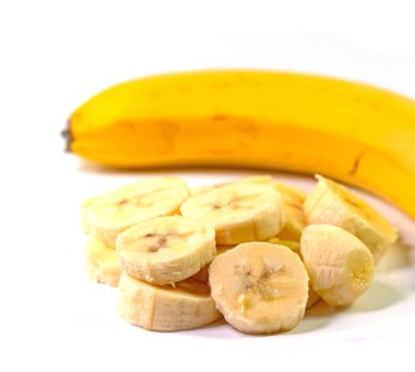 Beyaz arka planda dilimler halinde muz