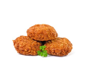 Kızarmış tavuk frigatellleri beyaz arka planda