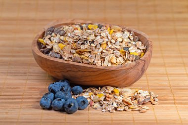 Tahta bir kasede meyveli müsli.