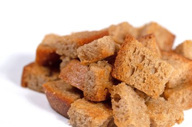 Kızarmış ekmek küplerinin yakın çekimi.