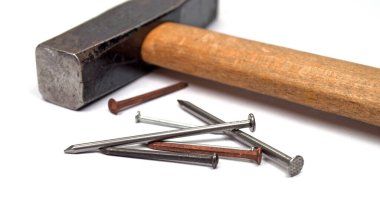 Çeşitli çelik çivi ve çekiç