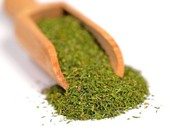 Baharat kepçesinde kurutulmuş, rendelenmiş dereotu.