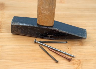 Çeşitli çelik çivi ve çekiç