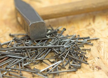 Yakın planda çeşitli çelik çiviler.