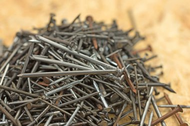 Yakın planda çeşitli çelik çiviler.