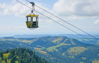 Teleferik gondolu yakın plan.