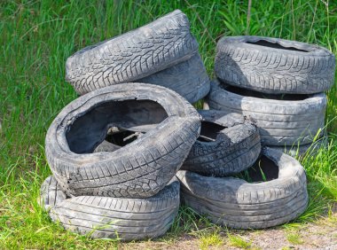 Eski araba lastikleri yakın planda.