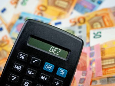 Ekranda GEZ sözcüğüyle hesap makinesi