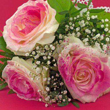 Bir buket çiçek yakın planda.