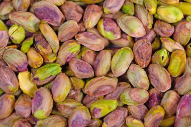 Yakın planda kavrulmuş şam fıstığı.