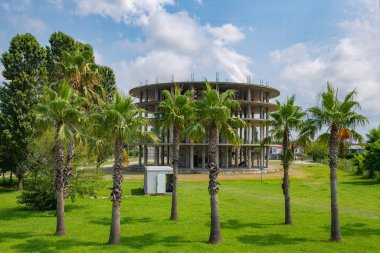 Deniz kıyısındaki Anaklia 'da bitmemiş bir otel. Yüksek kalite fotoğraf