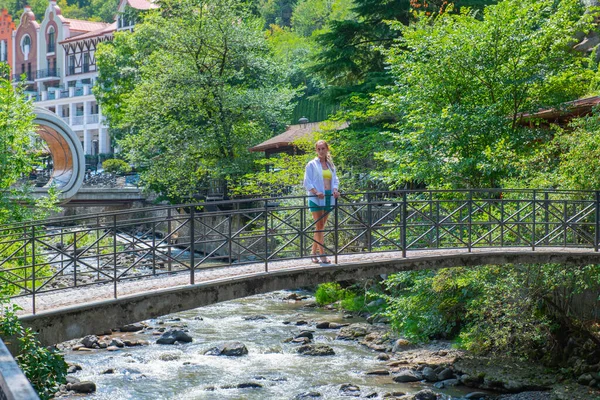 Girl Standing Bridge Borjomi High Quality Photo — Stock Photo, Image