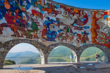 Gürcistan Askeri Otobanı 'nda Dostluk Kemeri. Yüksek kalite fotoğraf