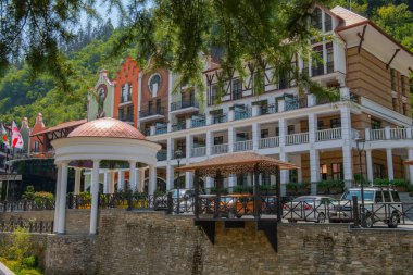 Çardak şeklinde borjomi şeklinde küçük mimari biçimler. Yüksek kalite fotoğraf