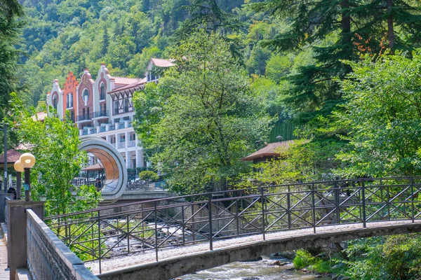 Borjomi 'deki köprü bir dağ nehrinin üzerinde duruyor. Yüksek kalite fotoğraf