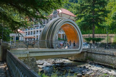 Borjomi 'deki kemer köprüsü yazın güzeldir. Yüksek kalite fotoğraf