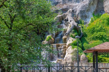 Borjomi 'de dağ nehrinin yanındaki şelalede. Yüksek kalite fotoğraf