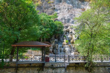 Çardak şeklinde borjomi şeklinde küçük mimari biçimler. Yüksek kalite fotoğraf