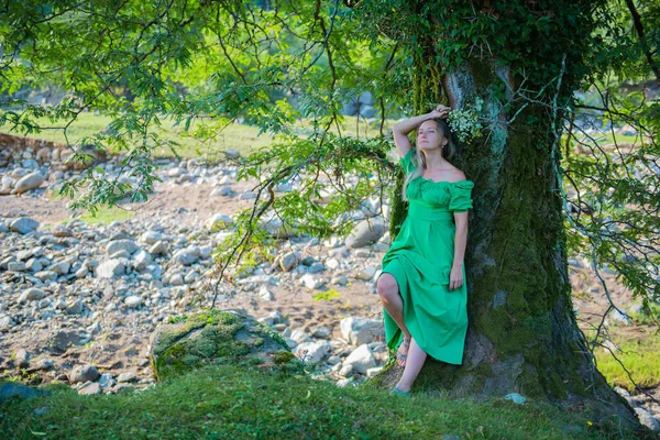 Flowers Green Dress Girl Standing Tree High Quality Photo — Stock Photo, Image