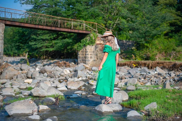 Girl Green Dress Standing River High Quality Photo — Stock Photo, Image