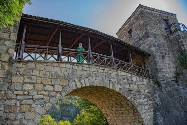 Una Chica Verde Encuentra Antiguo Puente Camellado Foto Alta Calidad — Foto de Stock
