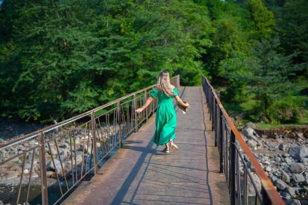 Wooden Bridge Walks Girl Green High Quality Photo — Stock Photo, Image