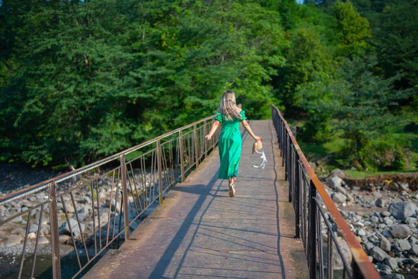 Girl Green Walks Bridge High Quality Photo — Stock Photo, Image