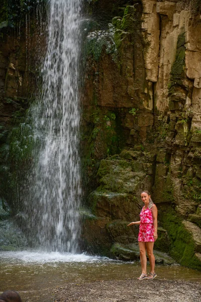Una Chica Con Vestido Rosa Encuentra Una Cascada Foto Alta —  Fotos de Stock