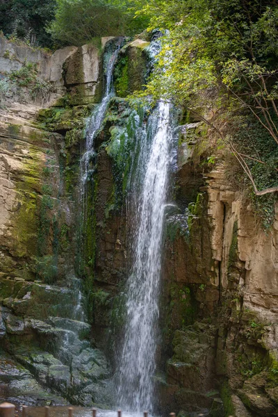 Blauer Wasserfall Tiflis Grüne Bäume Und Brücke Hochwertiges Foto — Stockfoto