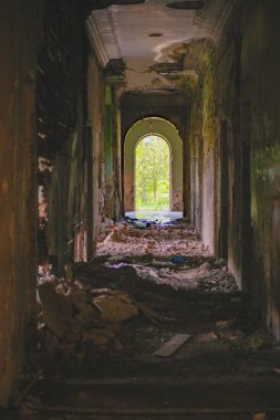 İhmal edilmiş eski bir binanın koridorunda. Yüksek kalite fotoğraf