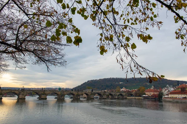 Avrupa Daki Prag Şehrinde Eski Bir Köprü Yüksek Kalite Fotoğraf — Stok fotoğraf