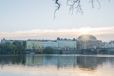 Sabah erkenden Prag 'da bir nehir. Yüksek kalite fotoğraf
