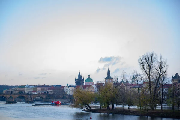城市里的河景在布拉格的清晨 高质量的照片 — 图库照片