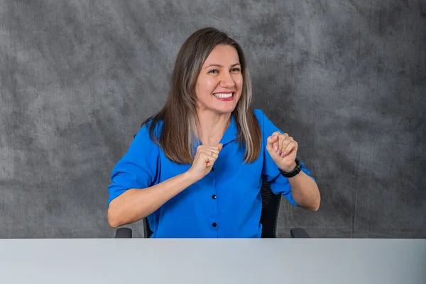 Žena Modré Košili Emocionálně Vyjadřuje Své Pocity Kvalitní Fotografie — Stock fotografie