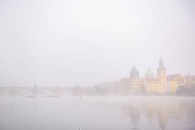 Yoğun sis bütün Prag 'ı kapladı. Yüksek kalite fotoğraf