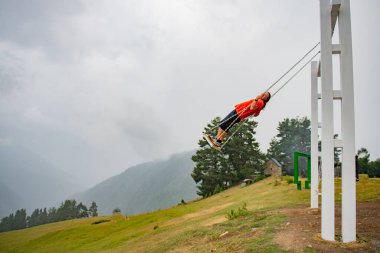 Huzur Dönüşü: Turuncu Tişörtlü Adam Huzur Buluyor. Yüksek kalite fotoğraf