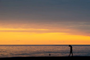 Parlak günbatımı sarı bir adamın arka planına karşı. Yüksek kalite fotoğraf