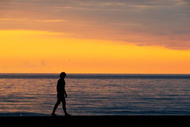 Batumi 'de Karadeniz' de parlak kırmızı gün batımı. Yüksek kalite fotoğraf
