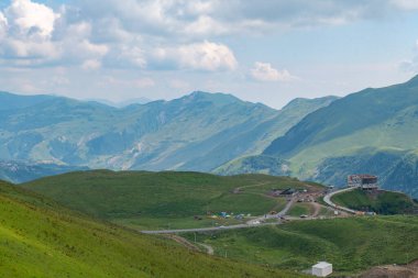 Mavi Gökler Denemesi Yeşil Dağ Tepeleri. Yüksek kalite fotoğraf
