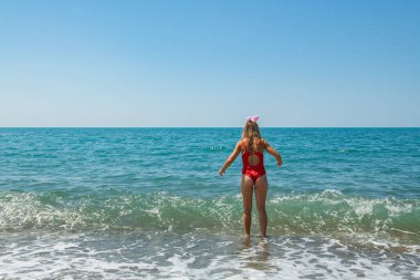 Kırmızı mayo ve Noel Baba Şapkası Şelalesi. Yüksek kalite fotoğraf